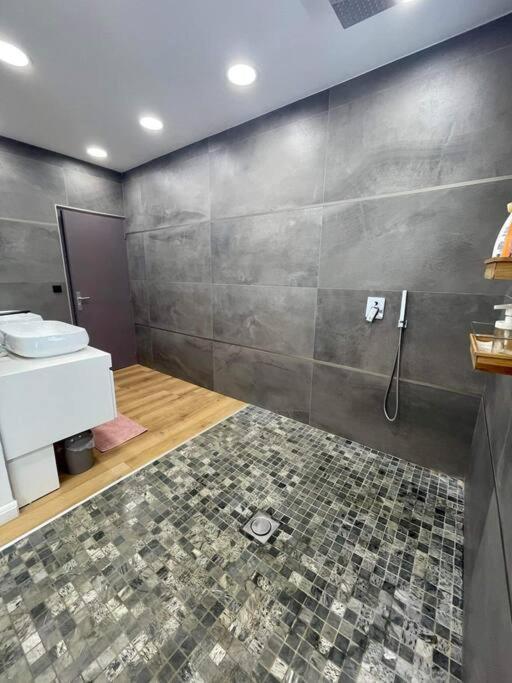 La Villa Jujubes Avec Piscine Chauffee - 5 Chambres Spacieuses Le Bois de Nefles  Luaran gambar